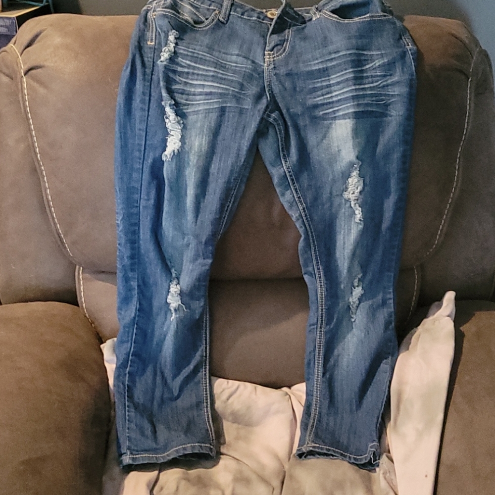 Rue 21 distressed capris